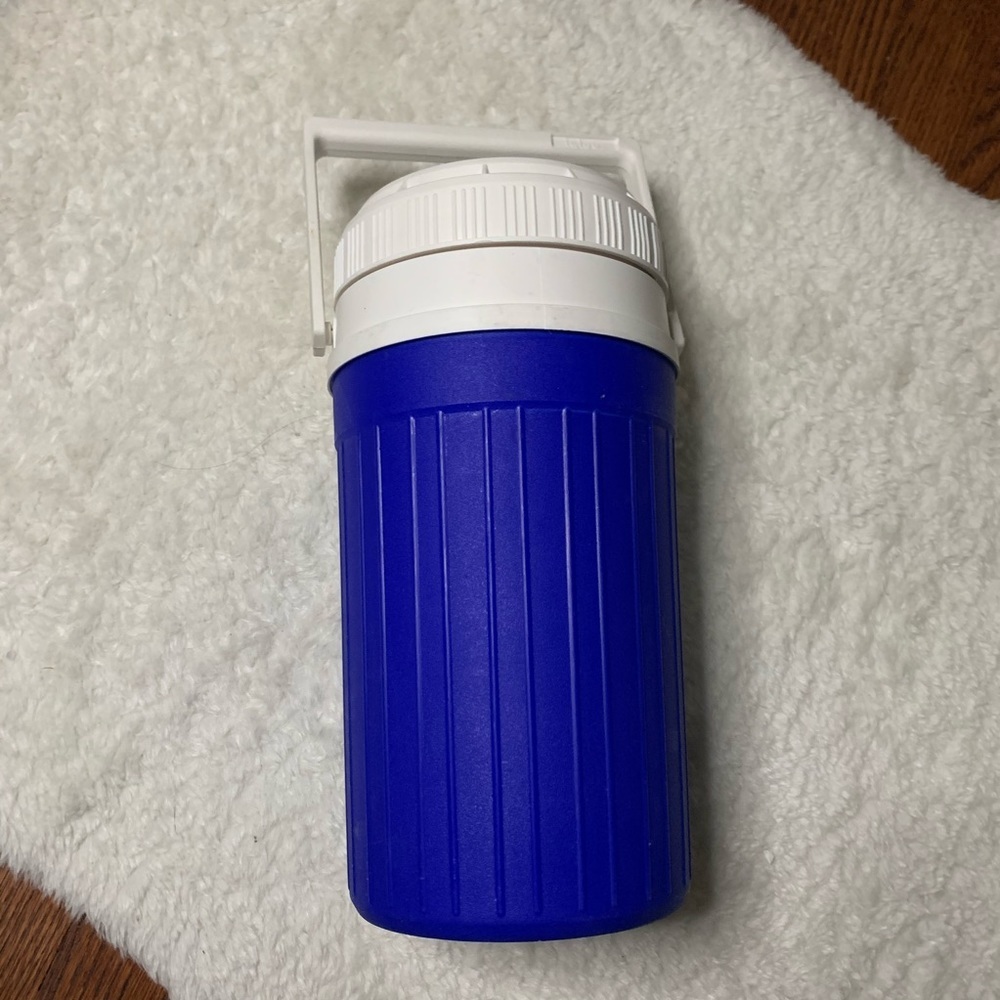 Vintage IGLOO 1/2 Gallon Water Jug Cooler Blue